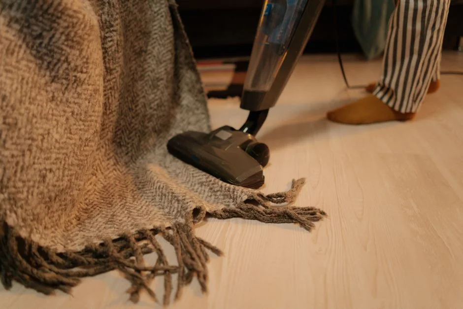 our-value Une femme de chambre dispose les oreillers dans une chambre d'hôtel luxueuse, mettant en valeur le confort et l'élégance.